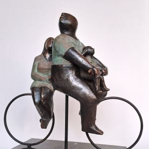 Samen op de fiets. keramiek met brons coating   38 x 40 x 15 cm. Prijs op aanvraag