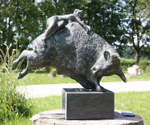 Brons, 35 cm. hoog. Prijs op navraag